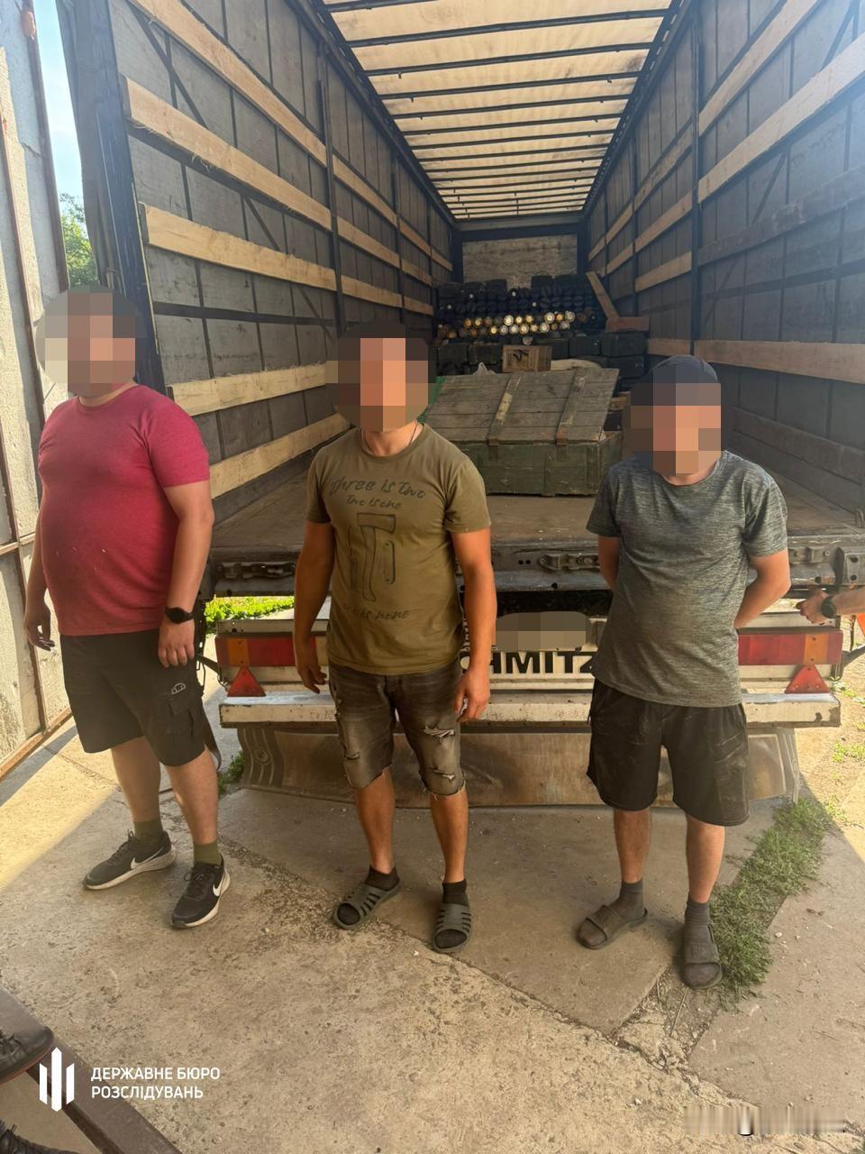 乌军很有经济头脑。乌克兰国家调查局根据线报拦停一辆车，拉出三名现役军人，从车上缴