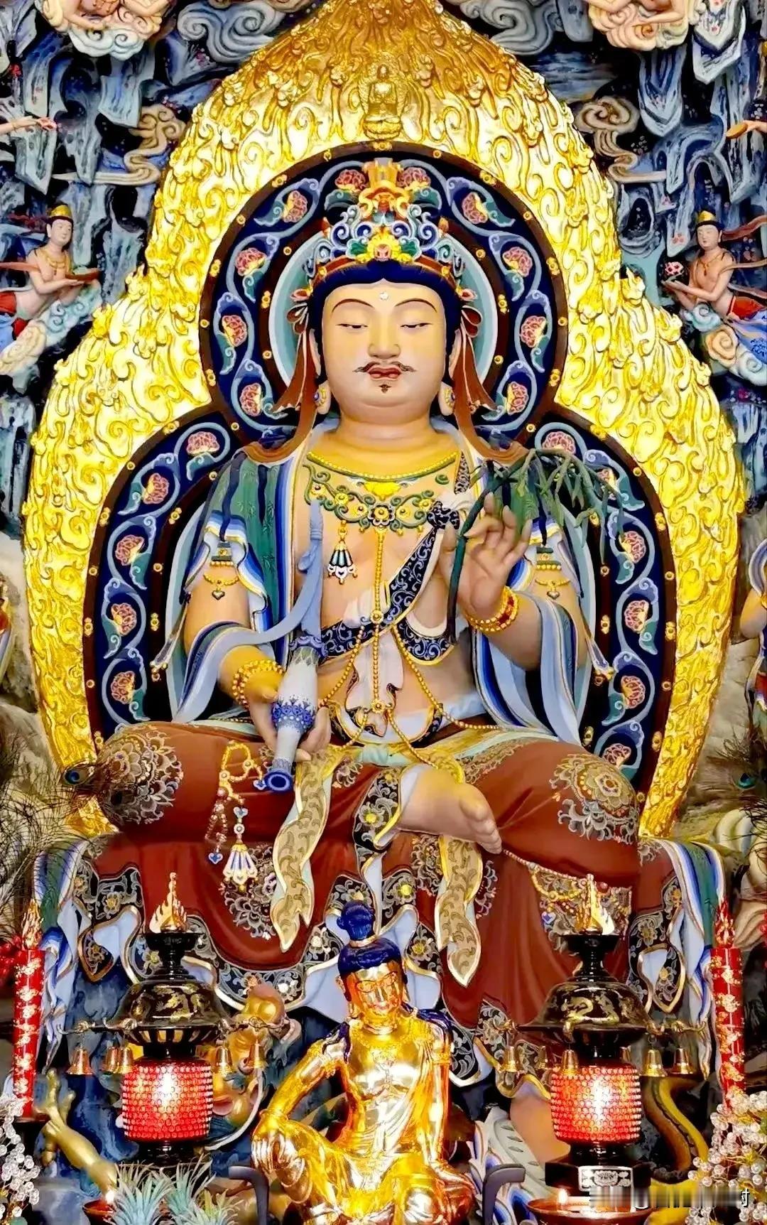 在五台山黛螺顶，遇见一尊少见的男相杨柳观音。
 
世人印象里，观音大多温婉柔美，