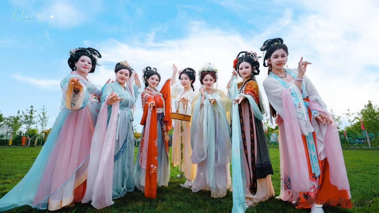 穿越时空的古典之美，汉服仙子们齐聚一堂，感受古风韵味！🌸👗随手拍下荷花之美 