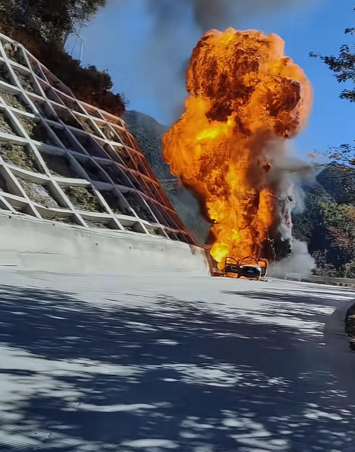 天天焦虑，电池爆炸，其实油车爆炸起来才恐怖。如果天天担心意外，那这日子过得也太累