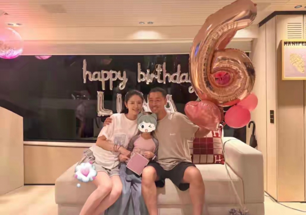林峯张馨月包游艇为女儿庆生，47岁的他黑又瘦，6岁Luna烫头发在游艇上玩水的她