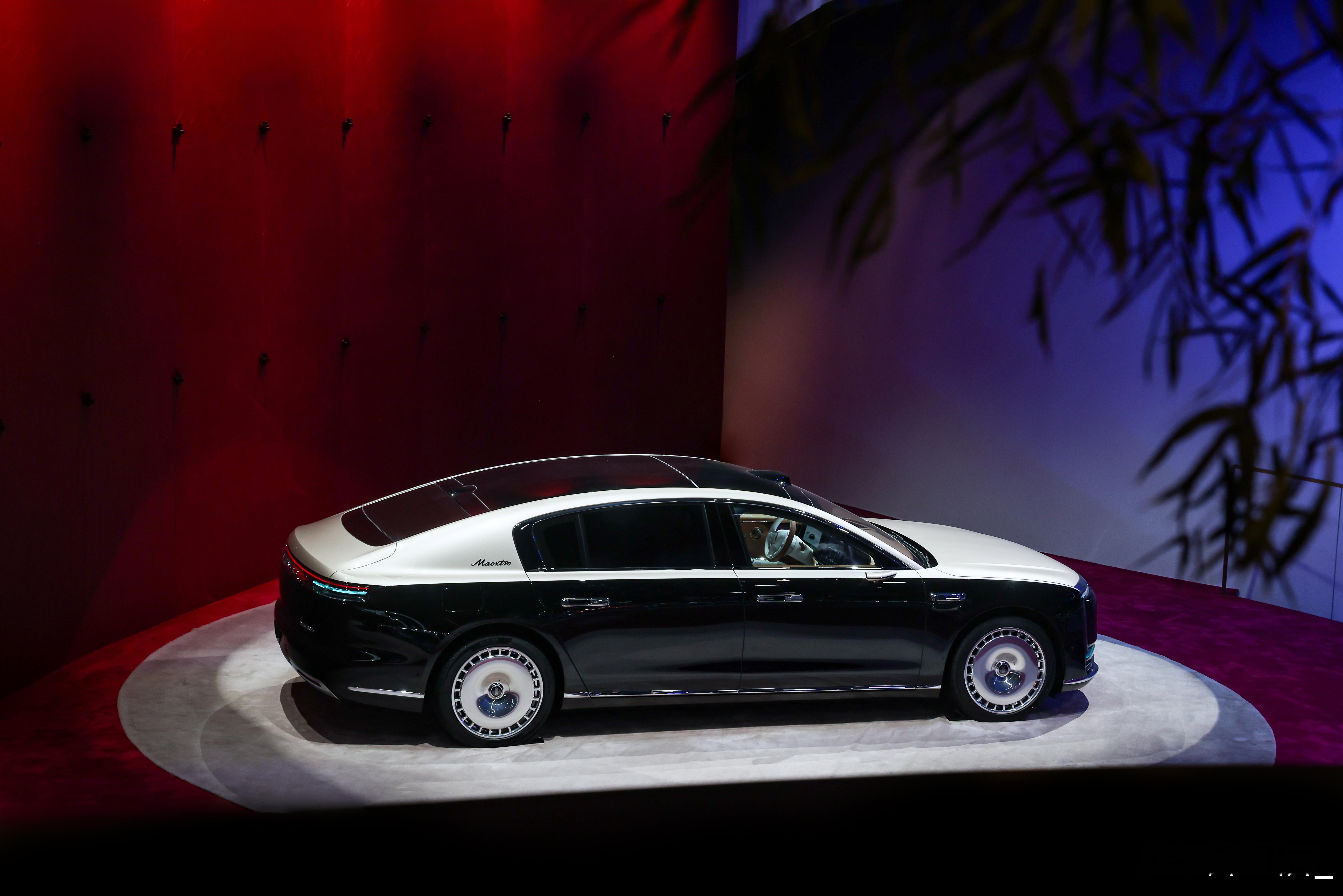 余承东曝尊界200万级新品轿车余总真是一点不藏着！直播直接把新车露了，还跟马东偷