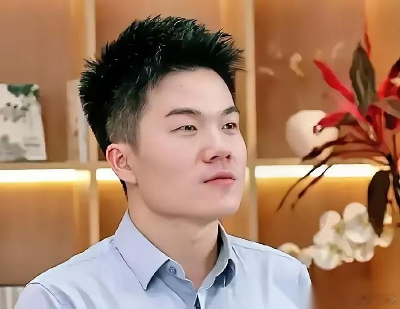 刚深挖了董宇辉的高考经历，好家伙， 这哪是天赋异禀，分明是绝境里杀出的黑马！ 高