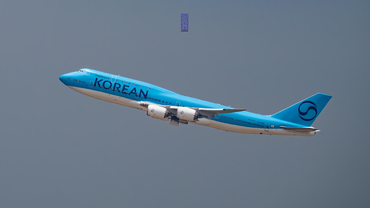 乍一看以为空军一号起飞了，原来是大棒航空。跛音747-8型，747机身+777机