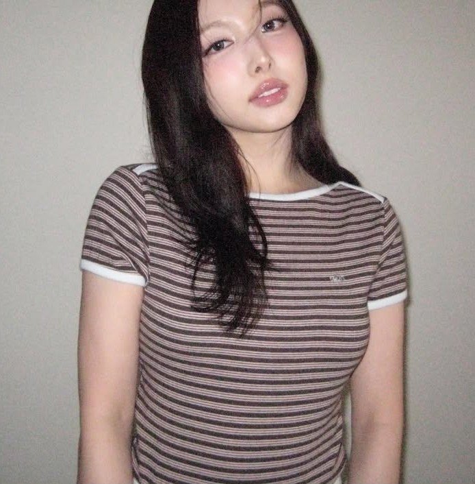 这套真的美的超有冲击力 就要怼脸啊 脸因忽视穿了件很普通的条纹T... 
