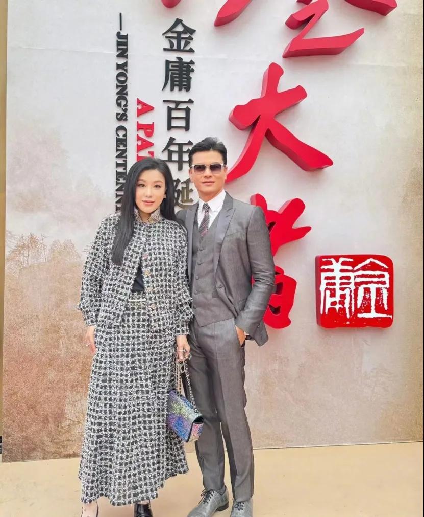 现年69岁的吕良伟，和他小十几的老婆，站在一起感觉年龄相差也不大呀！她的老婆叫做