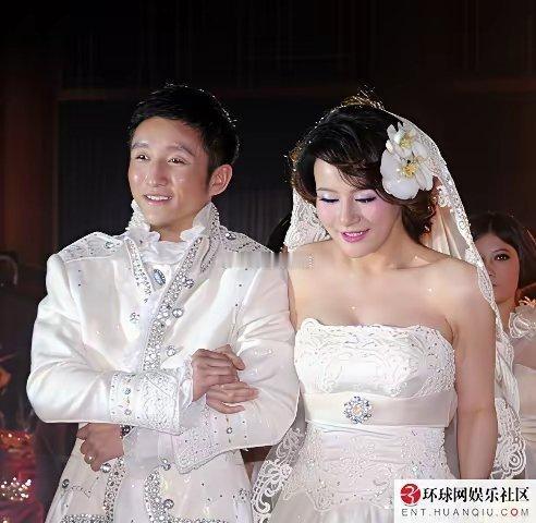 邹市明结婚照
新郎一副斯文样，新娘气场大
他们看起来是互补的样子 ​​​