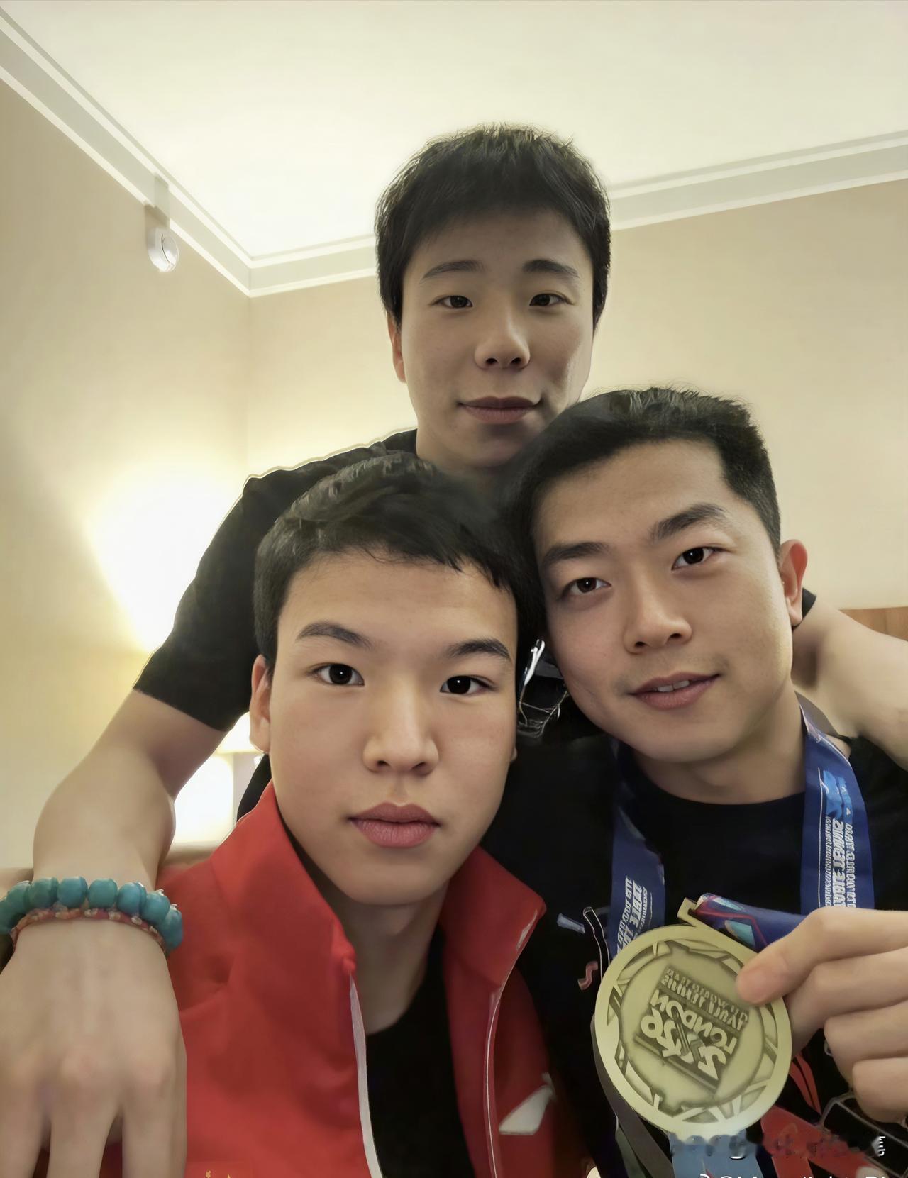向鹏夸梁靖崑真男人，国乒四朵钢花，赛后互动太暖心了[呲牙]
大胖:新科世界冠军，