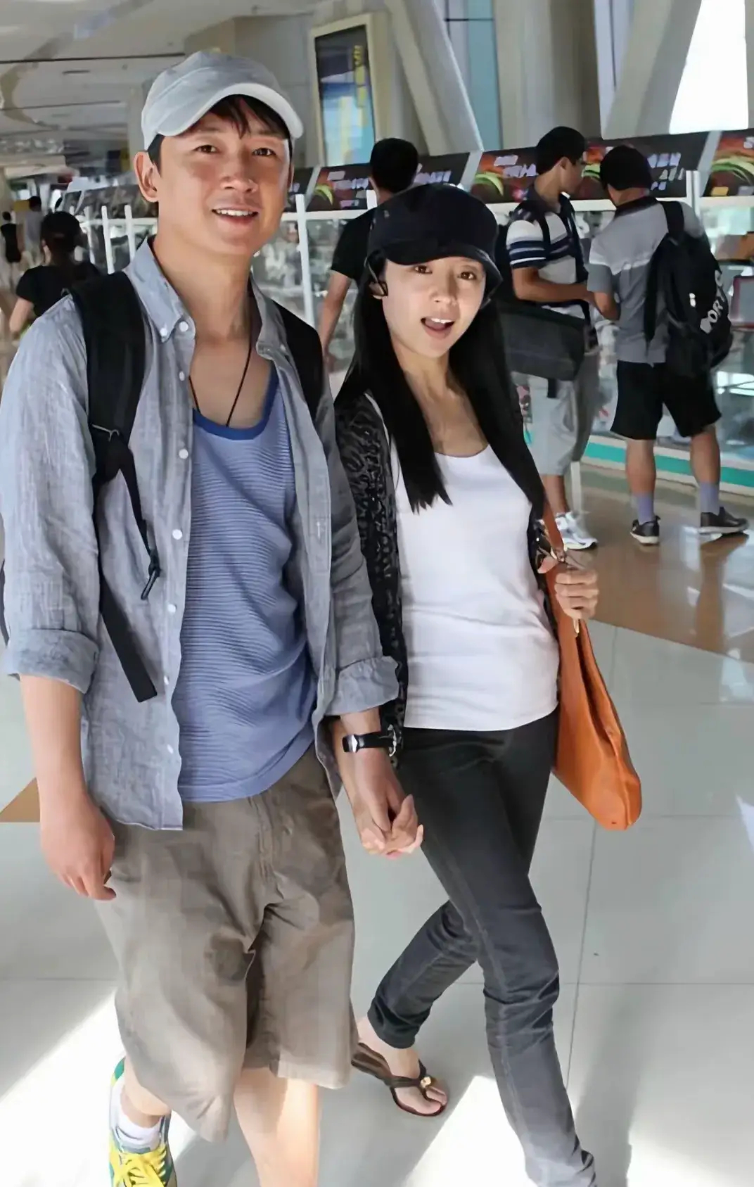 2011年，潘粤明给董洁拍了一张拎水果的照片，拍出了不一样的董洁 