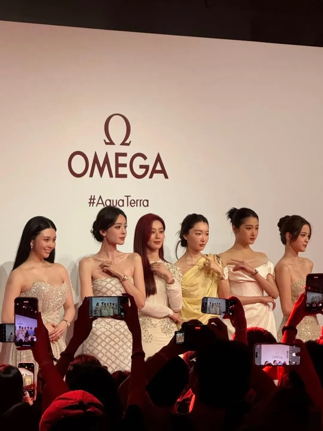 邱淑贞的女儿，平时看还好，但和女明星站一起真的变路人了 ​​​