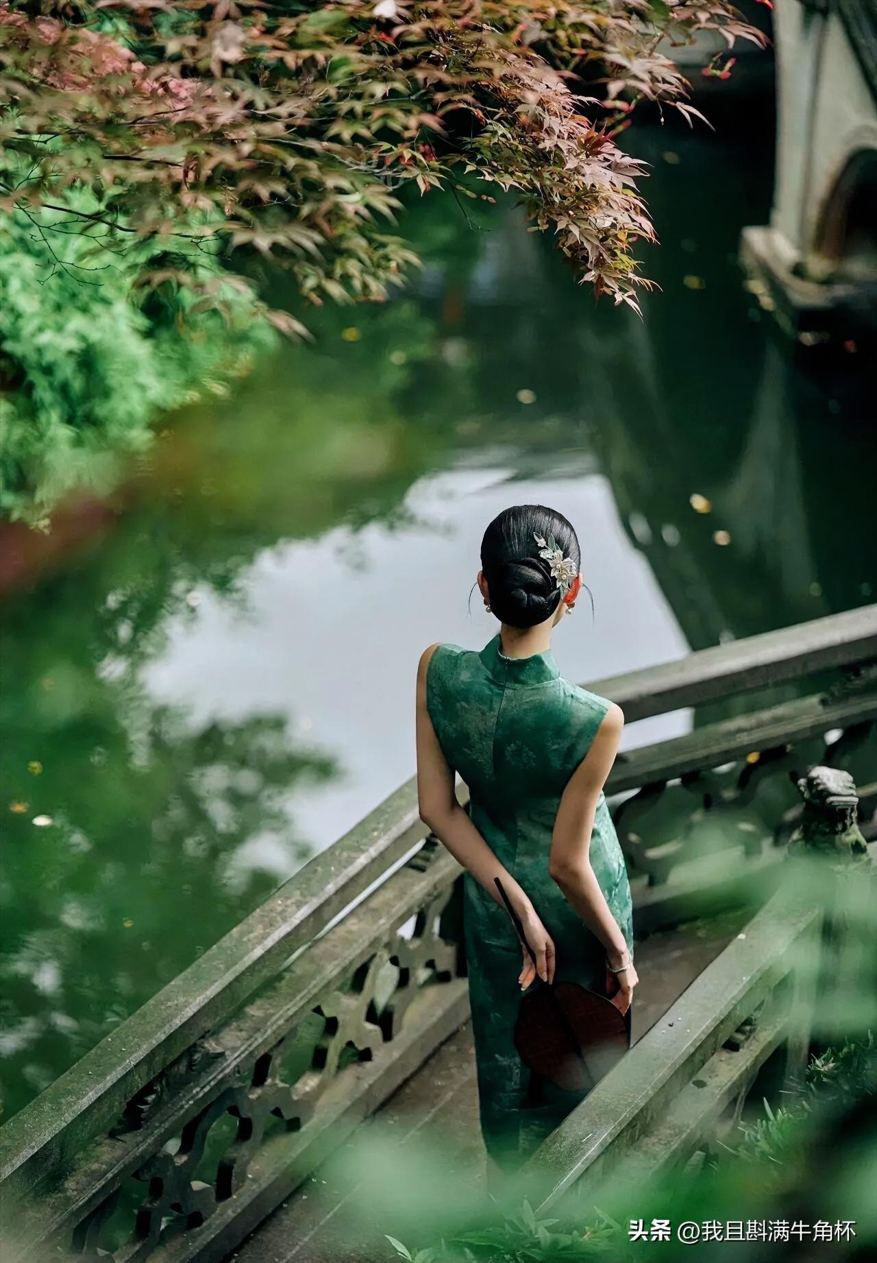上联：江南烟雨东方韵
下联：有请雅士[玫瑰][玫瑰][玫瑰]
