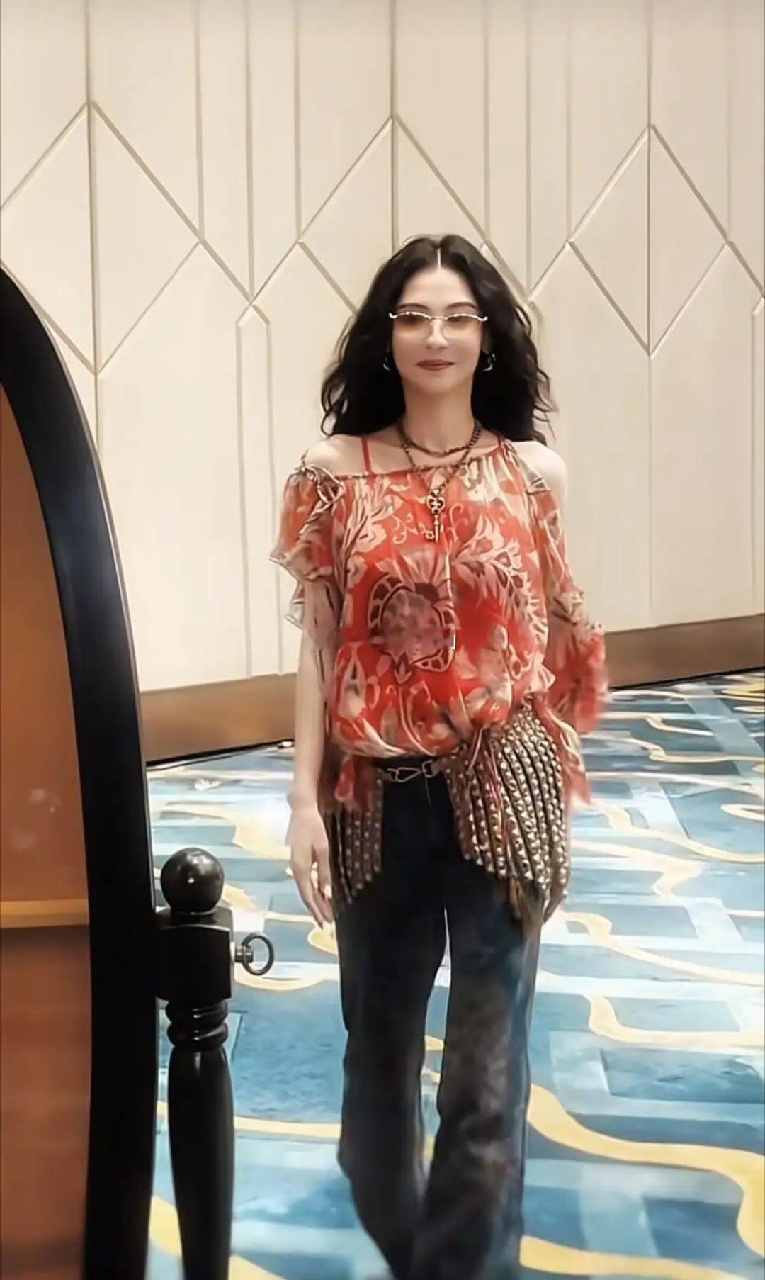 45岁张柏芝微卷发配短袖牛仔裤，复古时髦，一身穿搭减龄，看上去宛如28岁，状态绝