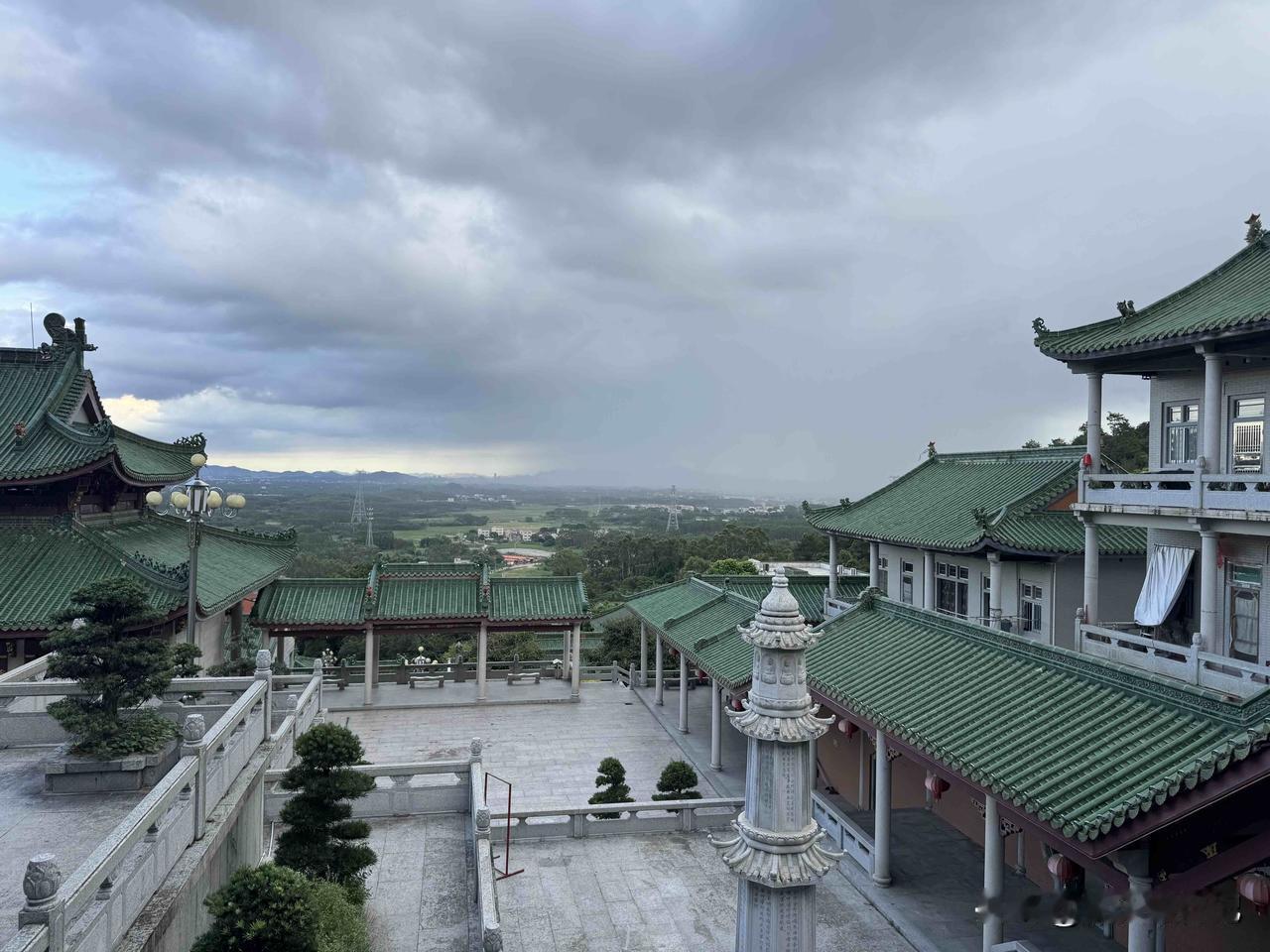 这里号称“广东小布达拉宫”，依山而建，非常壮观！