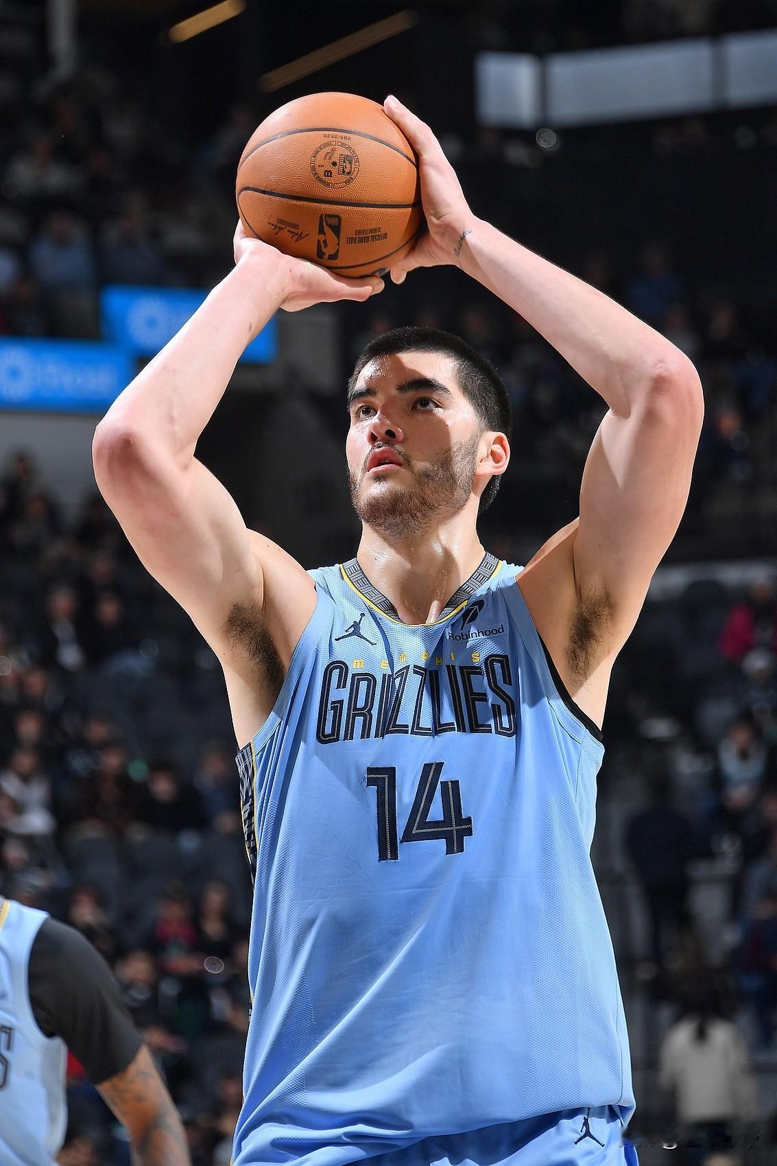 继黑熊和白熊后，灰熊现在又有了黄熊了!

懂球的都知道，灰熊队曾经在“黑熊”兰多