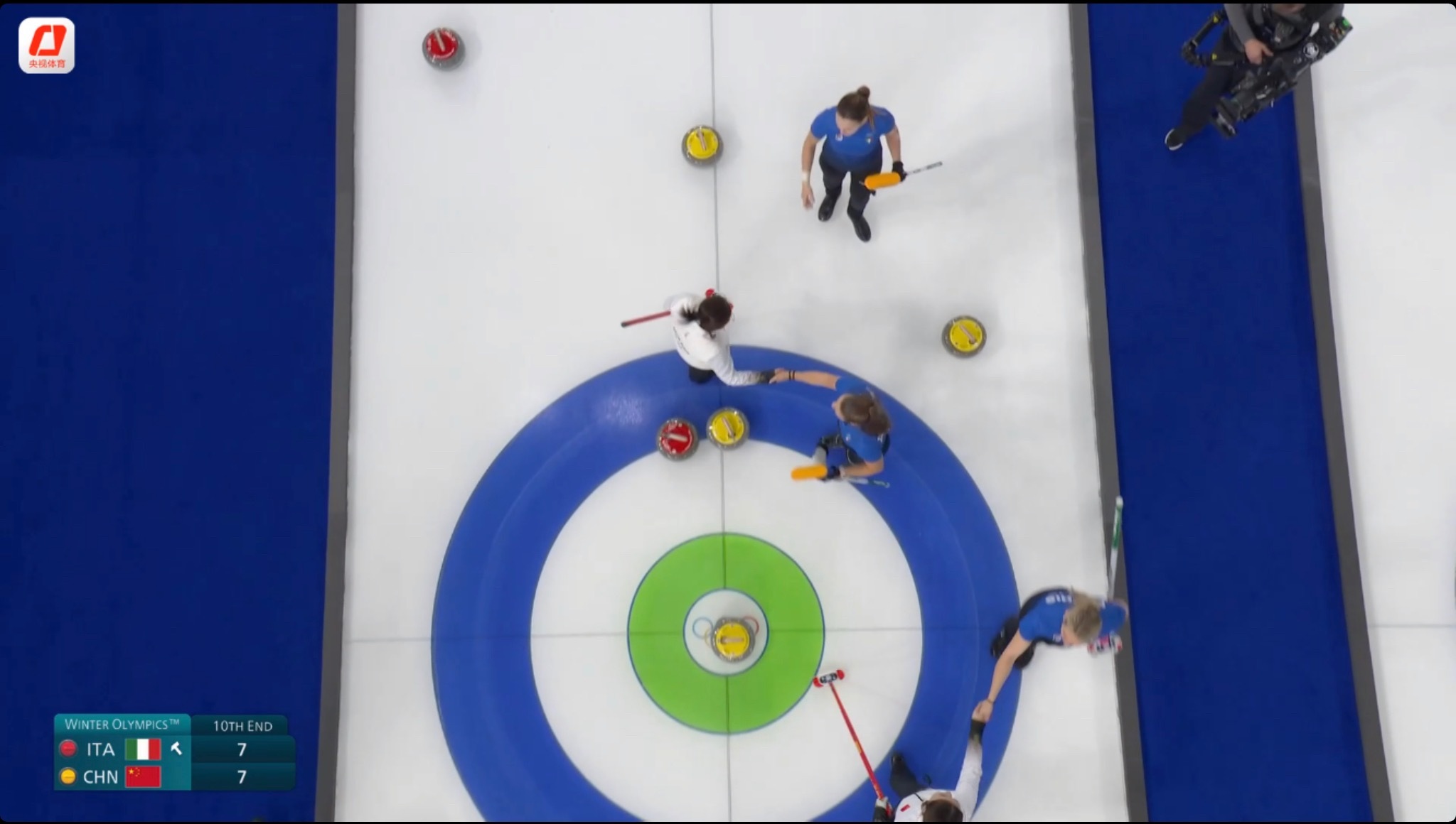 哈哈哈哈哈哈冰壶里我最喜欢看到的画面出现了。7-7，意大利最后一投，本来要击打圆