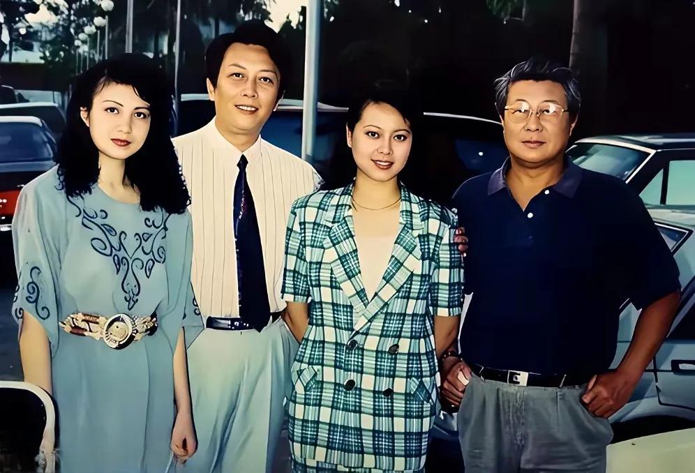 照片上的两位男神，大概人人都熟悉，两位美女是谁呢？     王心刚，50一60年