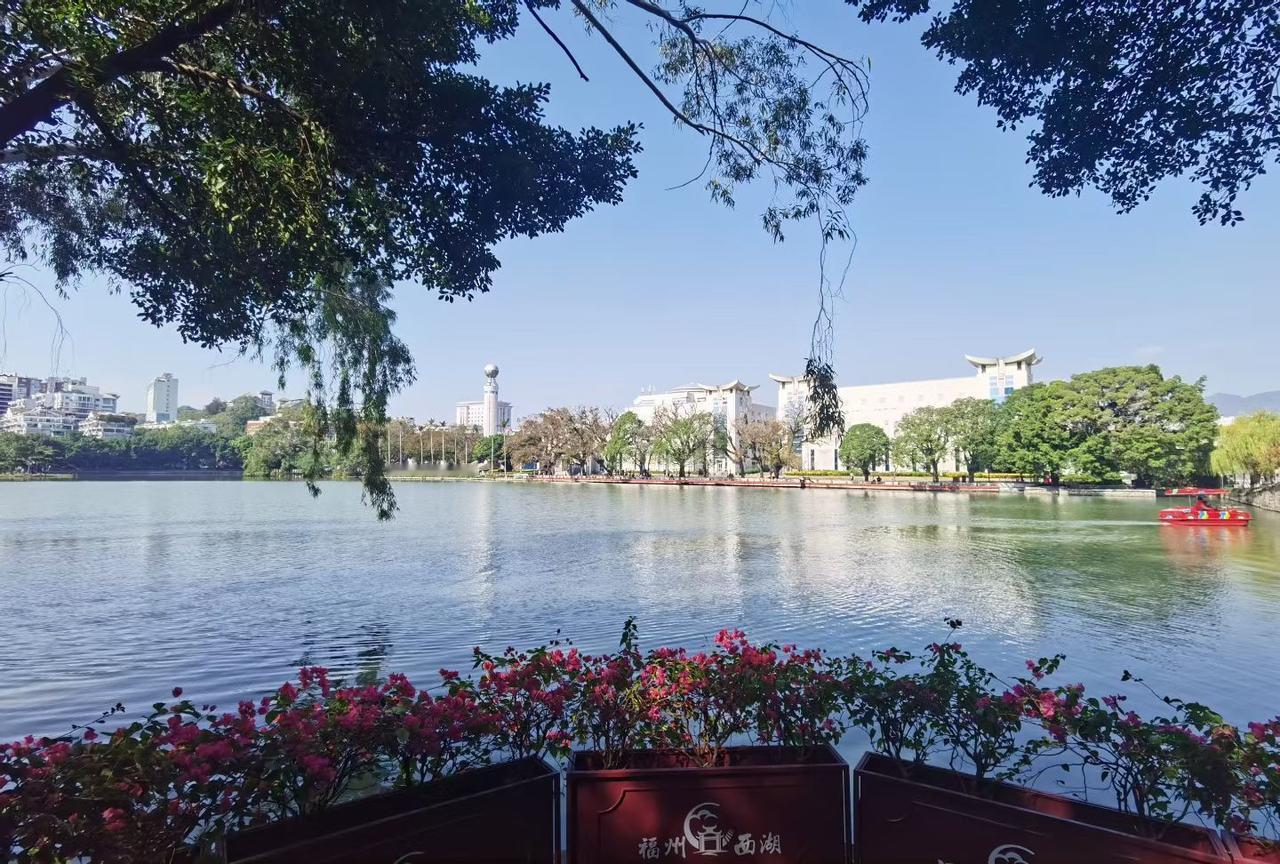 你的工资能够满足日常开销吗 
现在生活成本节节攀升，房价、教育、医疗哪样不要钱。