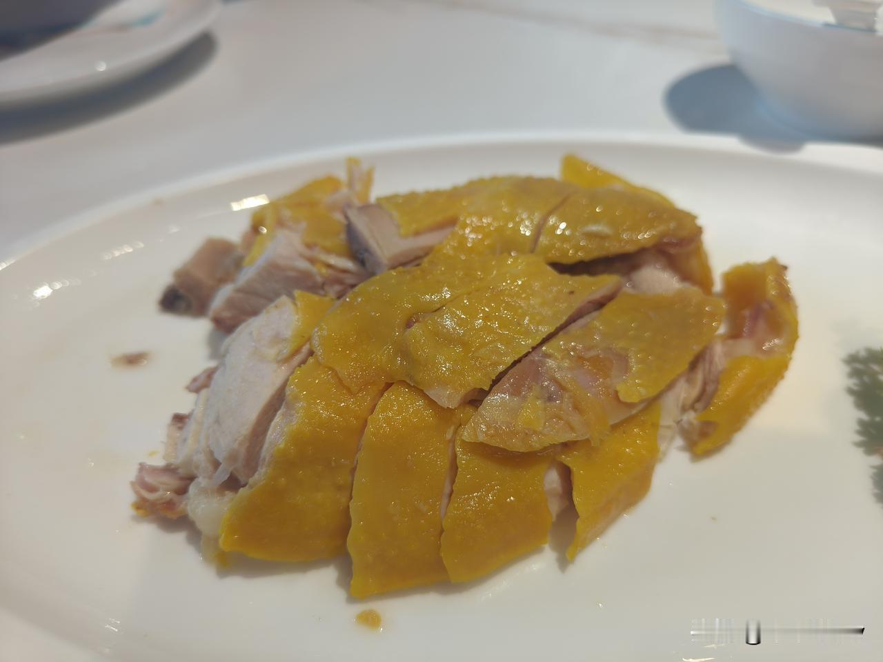 忘了拍照片。
我家院子里来了一对猫咪夫妻，他们生了2只小猫。
然后，2只小猫睡在