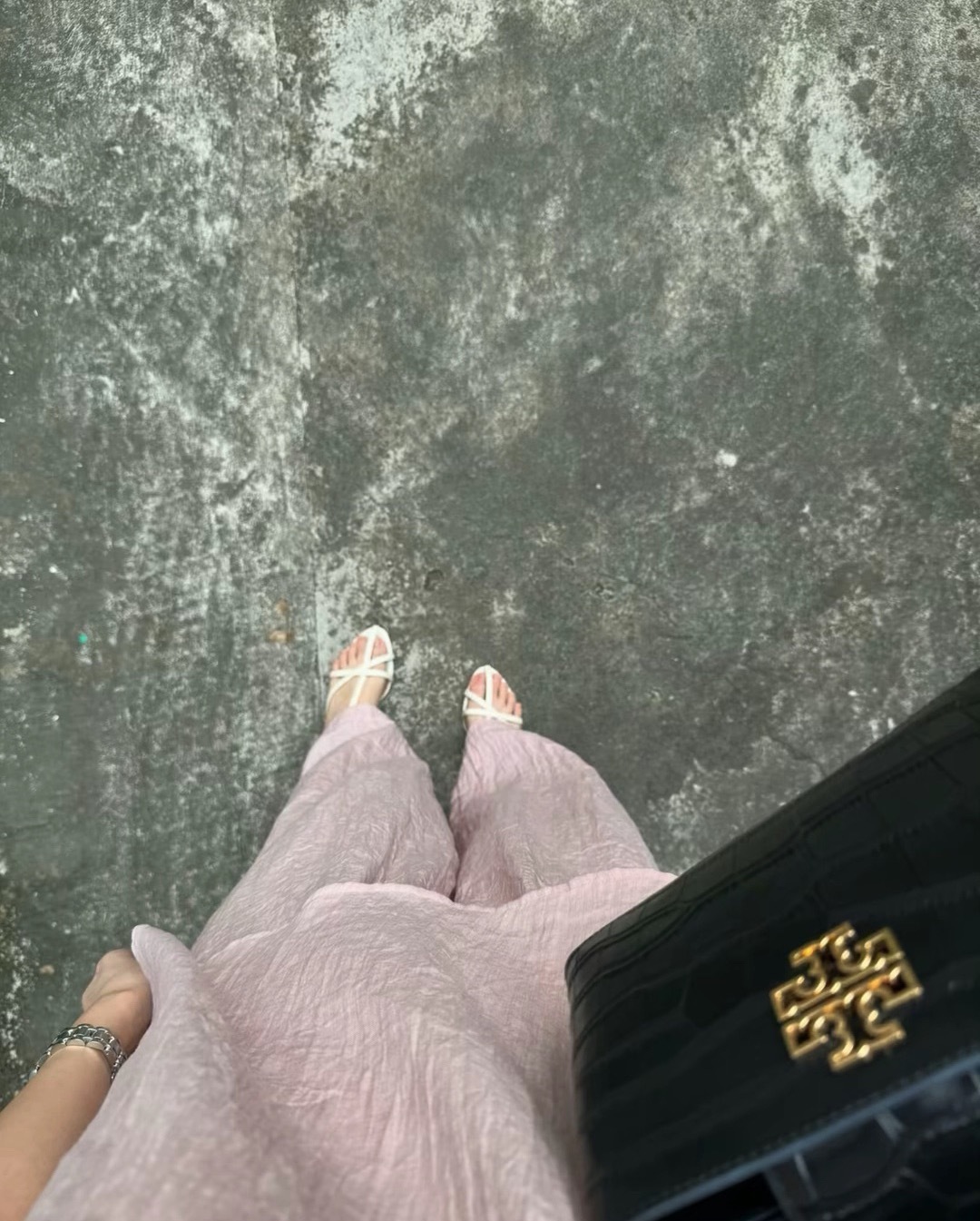 年轻漂亮不一定留的住男人，但自力更生的女人从不畏惧任何人离开。 