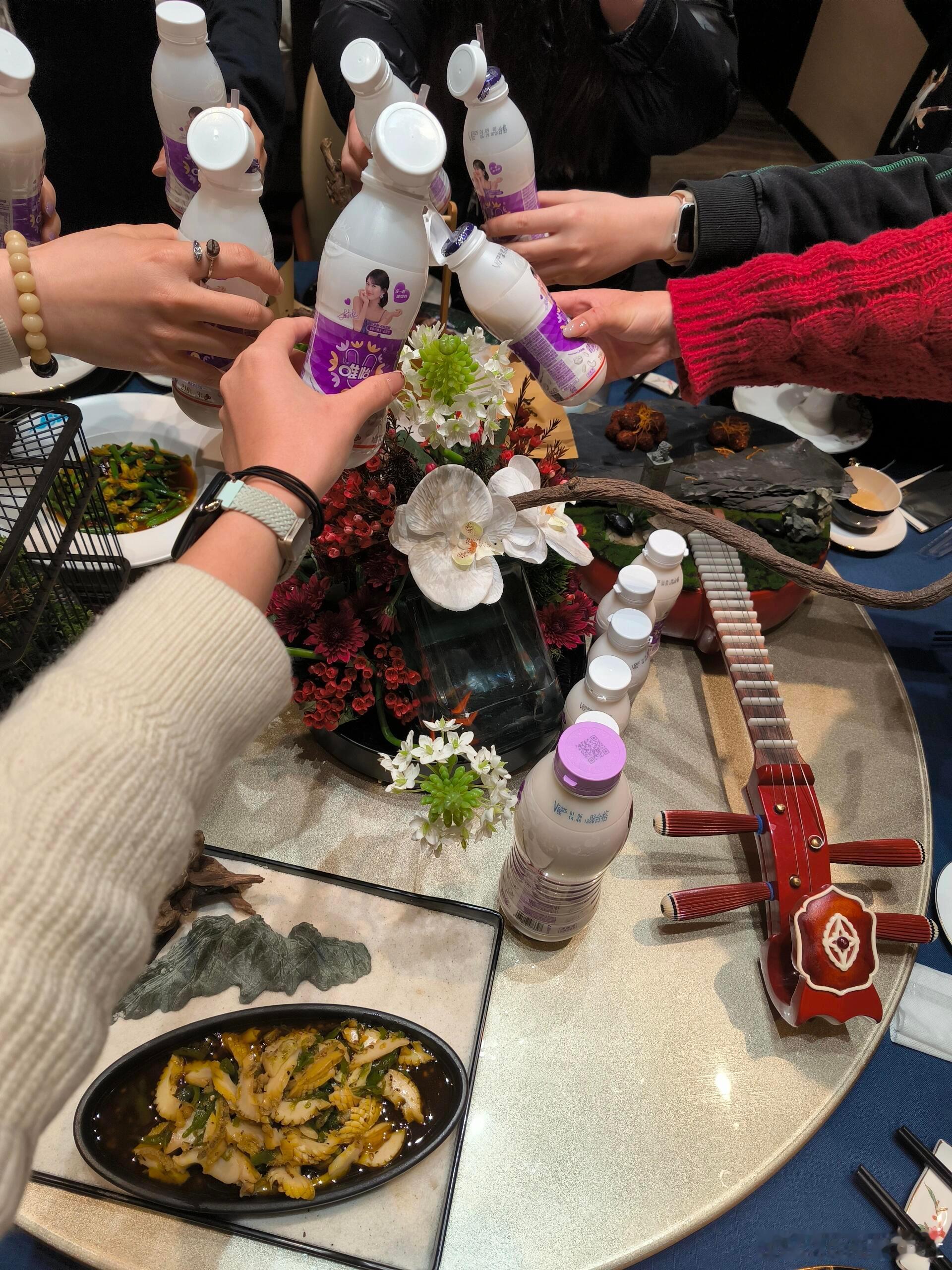 赵露思请吃饭 赵露思请100个粉丝吃饭，据说花了6万块，这场地布置堪比结婚现场[