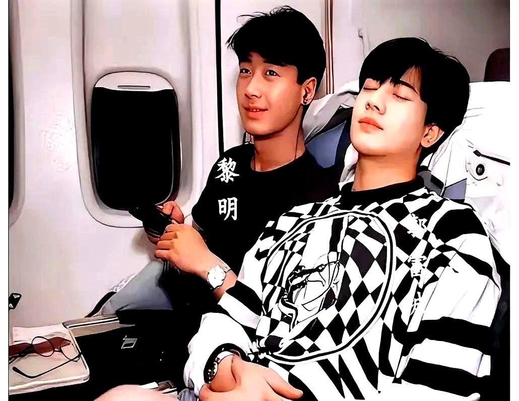 黎明旁边这个小伙，当年谁能想到呢？

1991年飞机上这张合照，信息量真的大。左