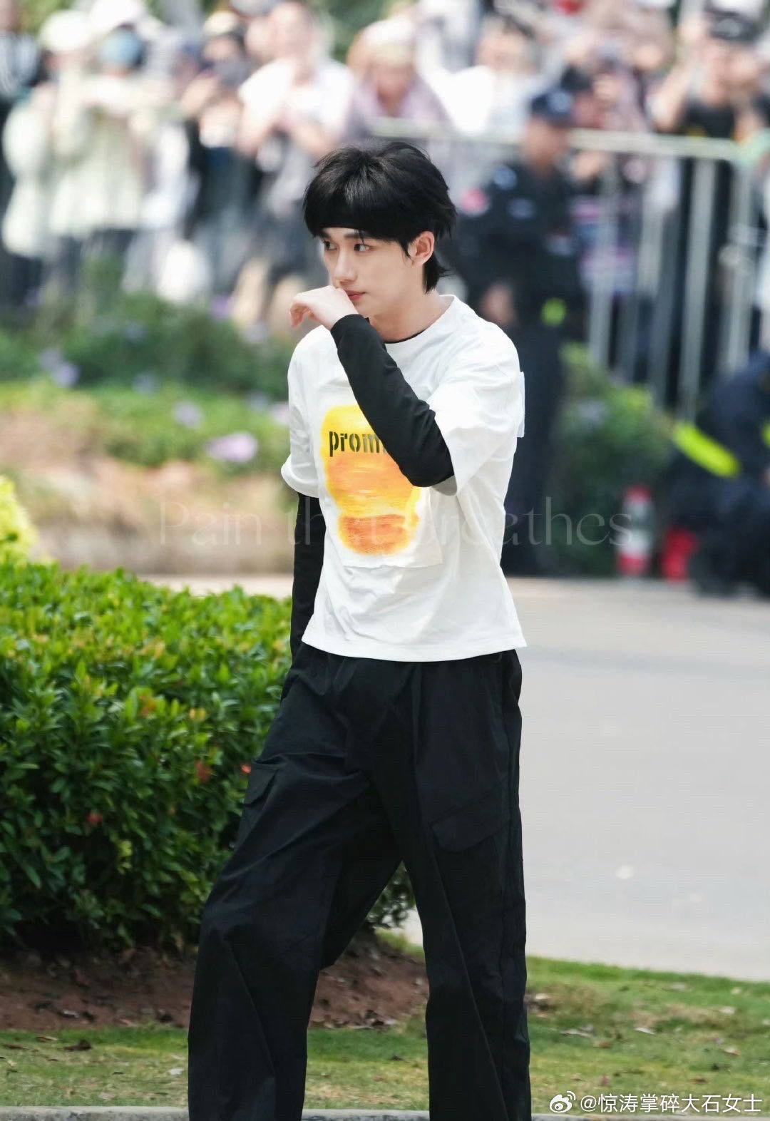 时代少年团跑男上班时团奔跑吧上班路透奔跑吧 印花白T加发带，这身装扮太对味了。七