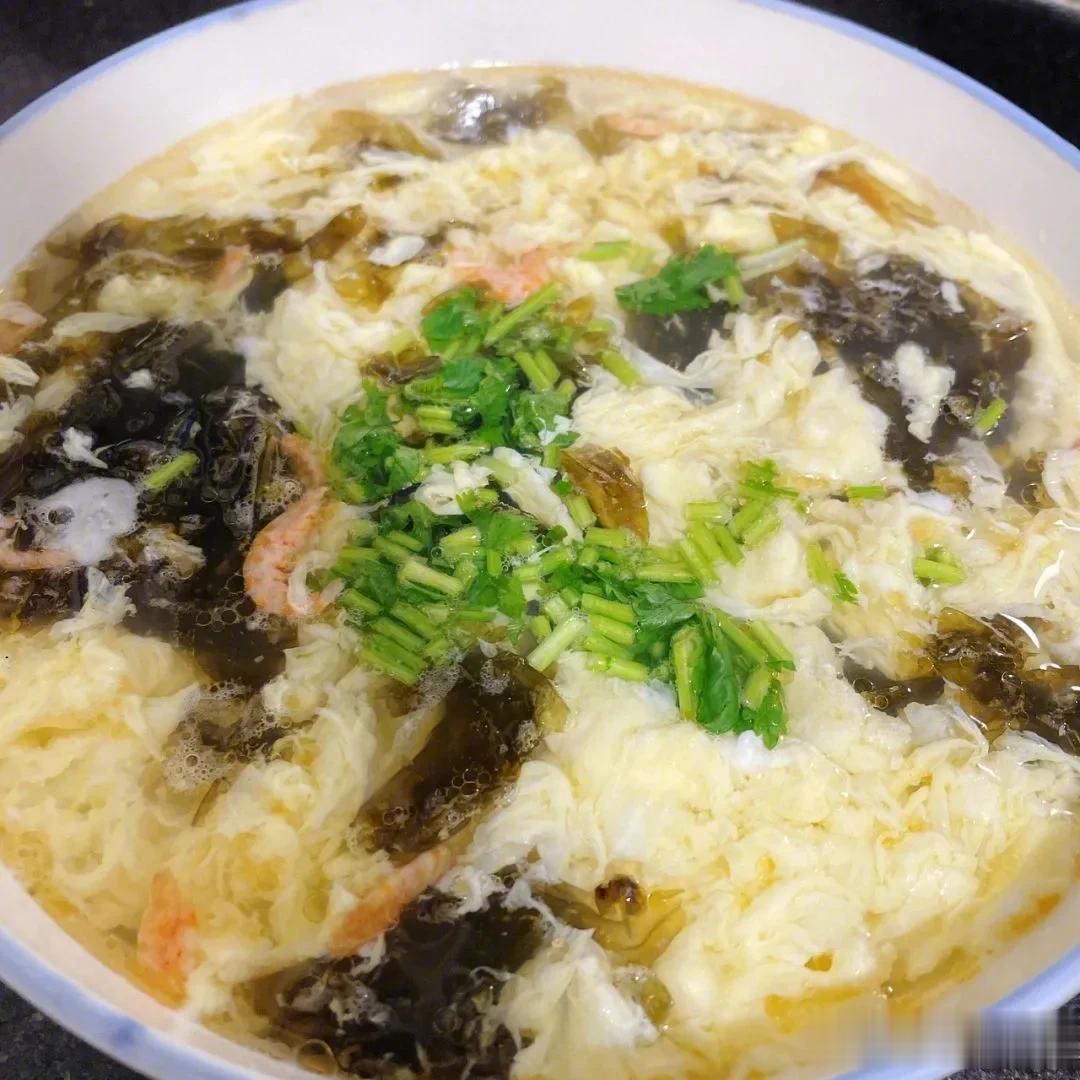 鸡蛋汤简单营养还好喝

紫菜蛋花汤：
1、紫菜用热水洗净捞出
2、加葱花、虾皮、