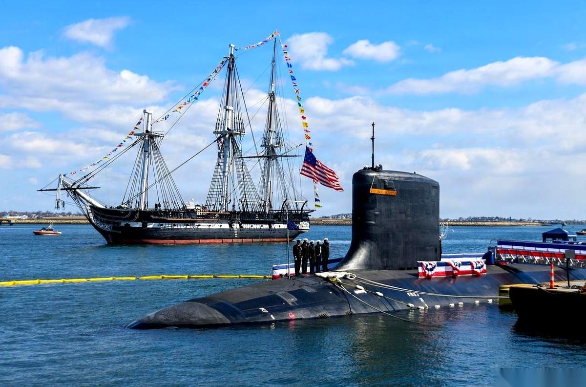 28亿美金，就这么悄无声息地滑进了波士顿港。
一艘8000吨的核潜艇，黑色的脊背