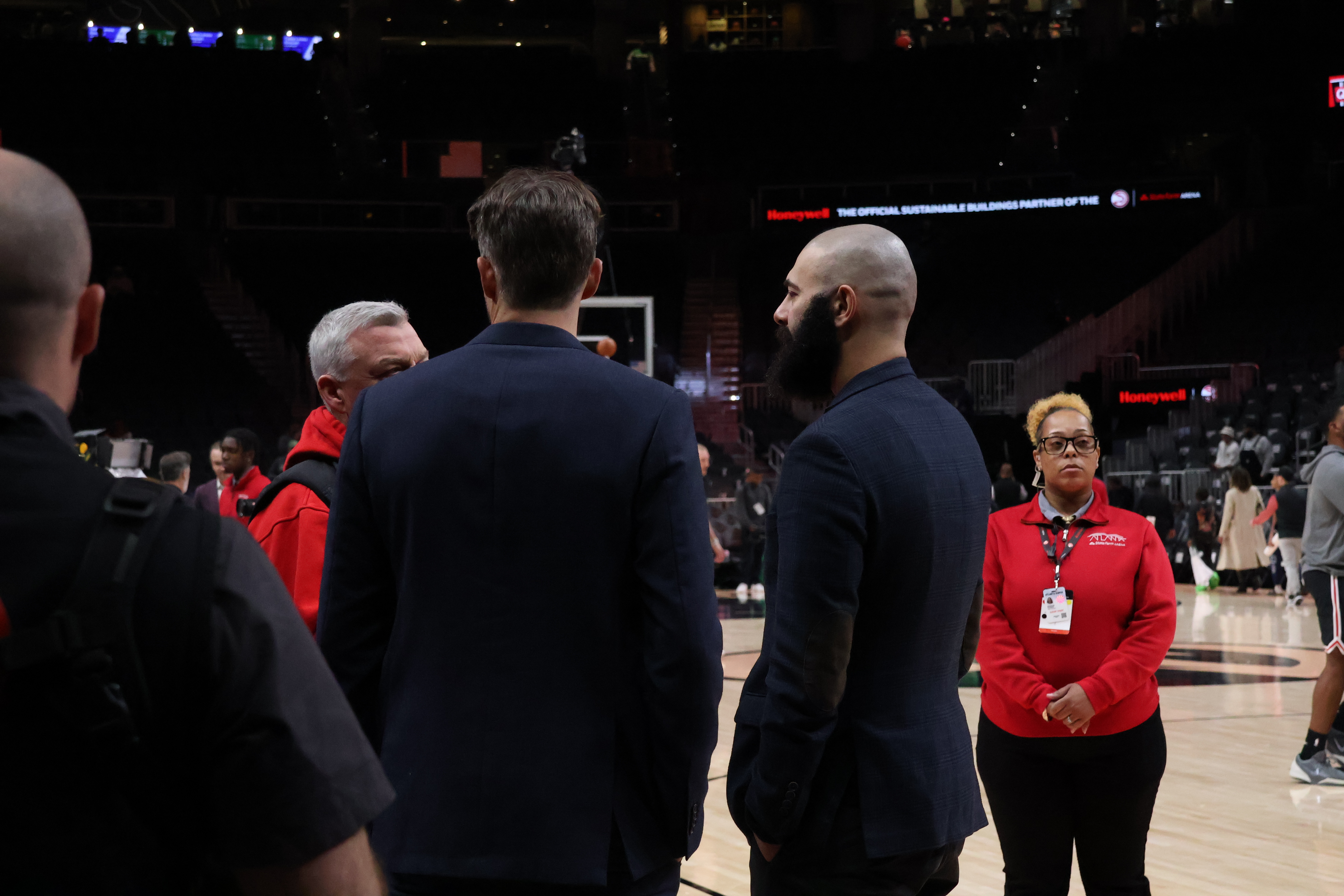 前方报道想凑上去听下鹰管在聊什么chinahawks // 亚特兰大老鹰