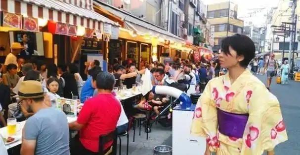 上海那五万多日本侨民最近愁得整宿睡不着觉。不是怕打仗，而是被他们自家政府的疯狂举