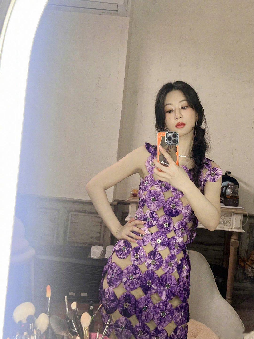 #杨紫[超话]#你好花仙子，Wuli杨紫真的是很美啊，裙子上的花朵好精致漂亮啊 