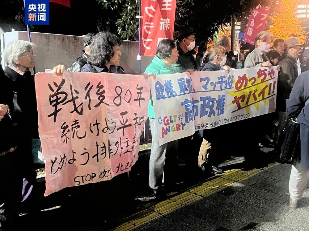 动漫包装掩盖不住扩军图谋！新版《防卫白皮书》公布，日本多地爆发集体抗议，为何日本