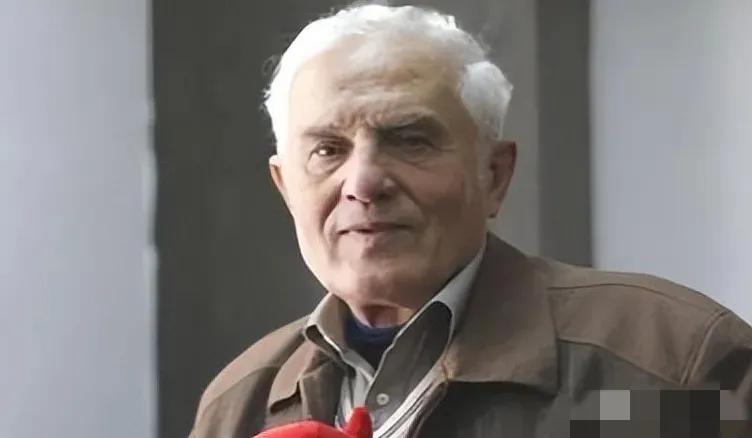 1938年，一名外国婴儿在天津一家教会医院呱呱落地。亲生父母急着离开中国，把这个