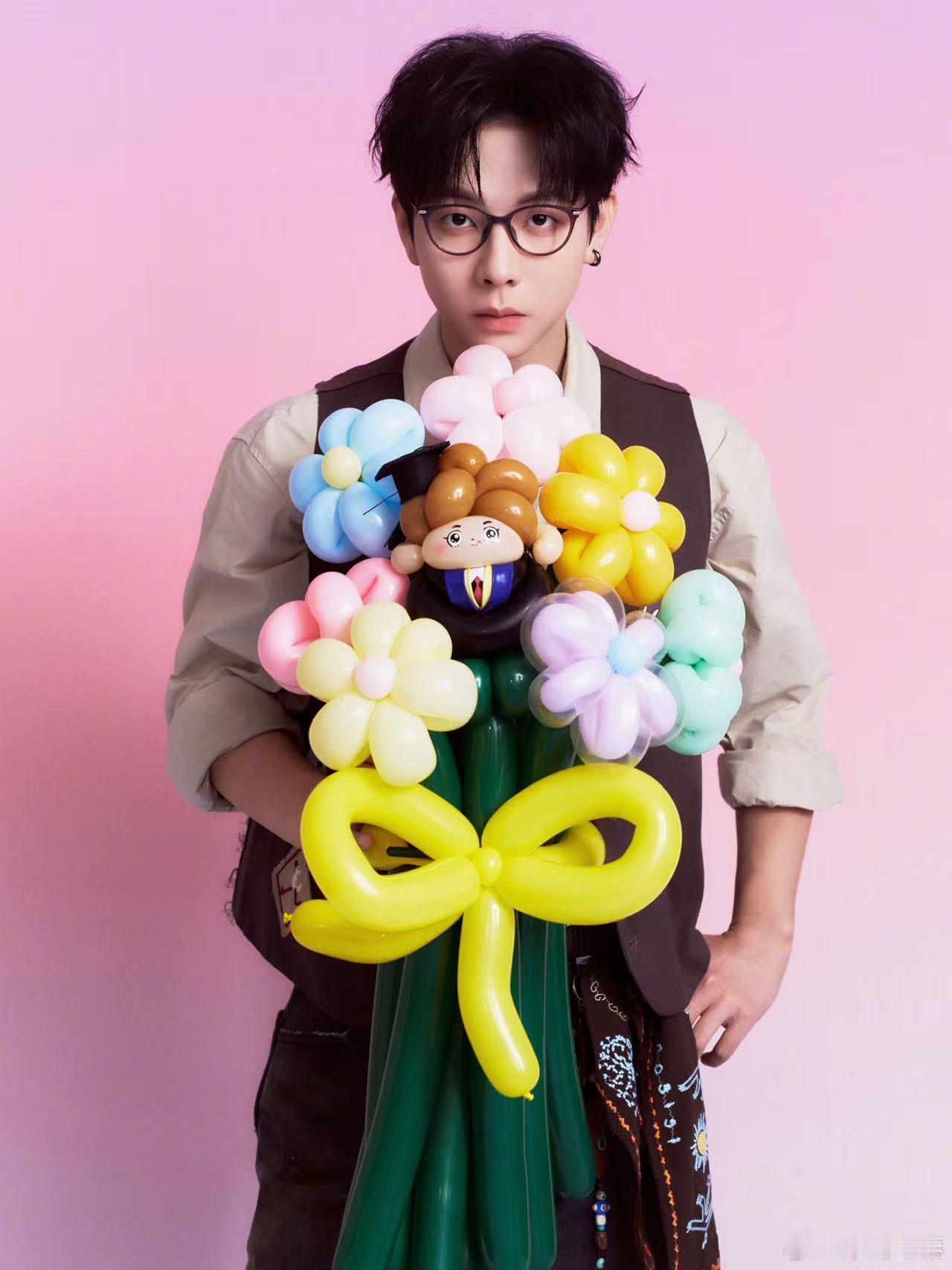 胡夏雨中完成演出 整场演出氛围轻松又治愈，突如其来的降雨没有打乱节奏，胡夏从容唱