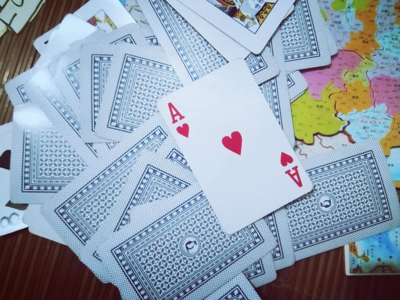暑假，回娘家的快乐就是，每天晚上一家人围在桌子上打牌，欢乐无穷……

今天晚上轮