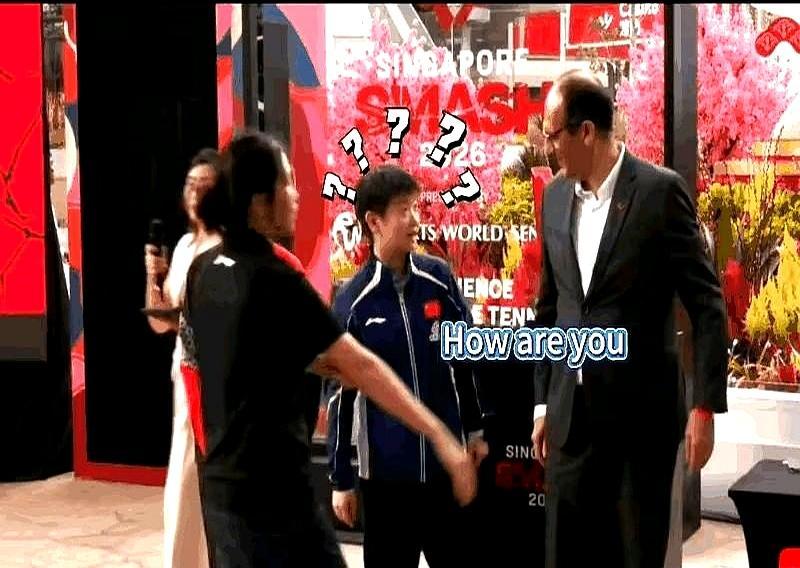 新加坡总统推开众人，没人引荐，径直走到孙颖莎面前，就问了一句：How are y