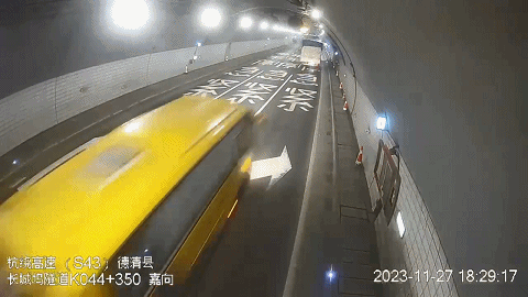 聊一起无接触式车祸，前段时间在浙江绕城高速发生了一起车祸，具体是在一段隧道里。

