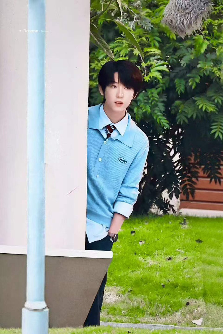 杨博文杀青捧花照 /杨博文周扬杀青特辑 手捧鲜花笑容灿烂，眼里全是不舍与感激。杀