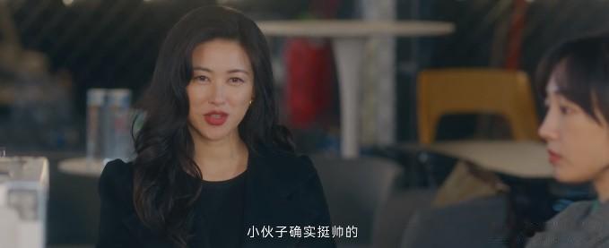 她从上学时，就暗恋薛易明，可惜一直没有机会说出口

后来薛易明介绍她和简冰认识，