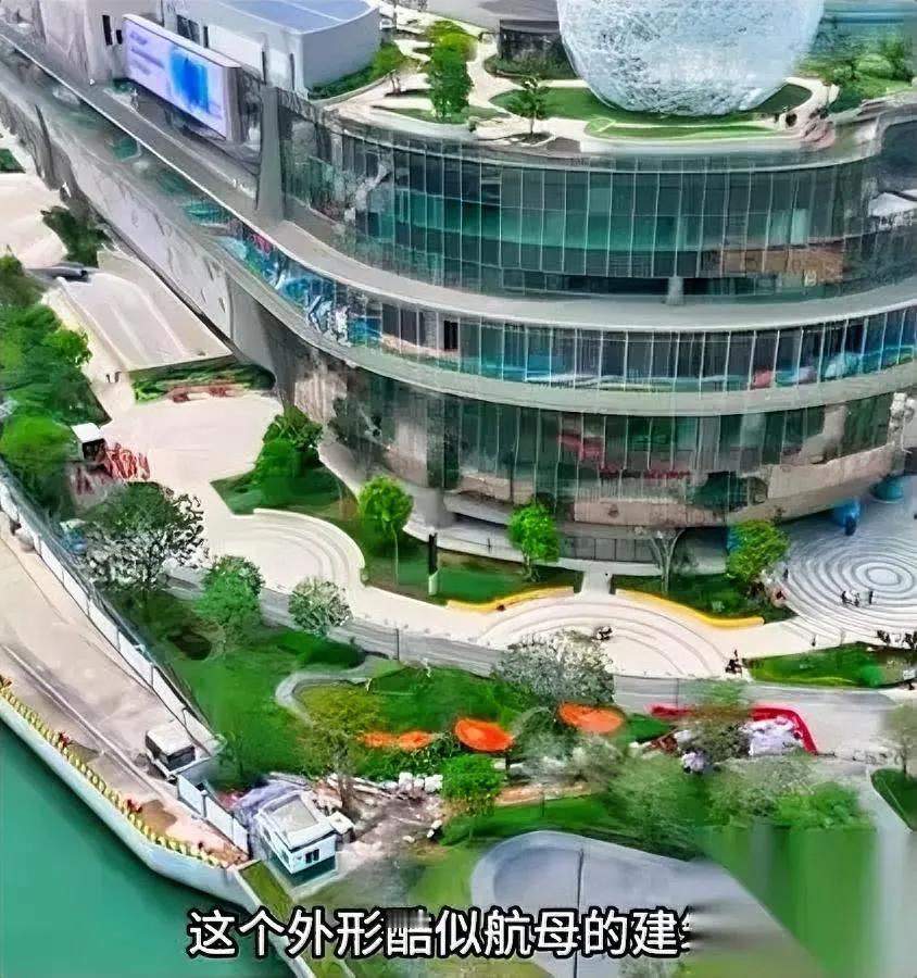 真的给我气笑了。

打工人还看不起人？

深圳K11那店员骂顾客的事，我看完真的