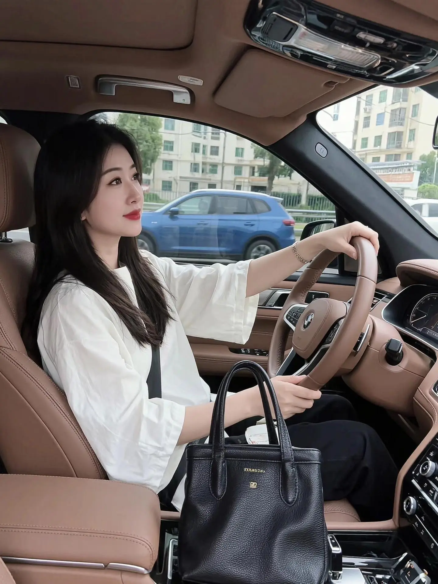 生活需要钱，所以我去上班挣钱，孩子需要妈妈，于是下班我回家做妈妈，我已...