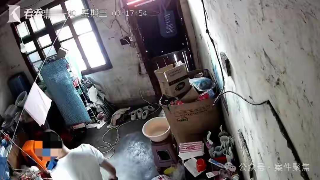 太龌龊！男子赤身裸体进入女邻居家，偷偷做出猥琐的事，被监控拍到不止一次…称自己离