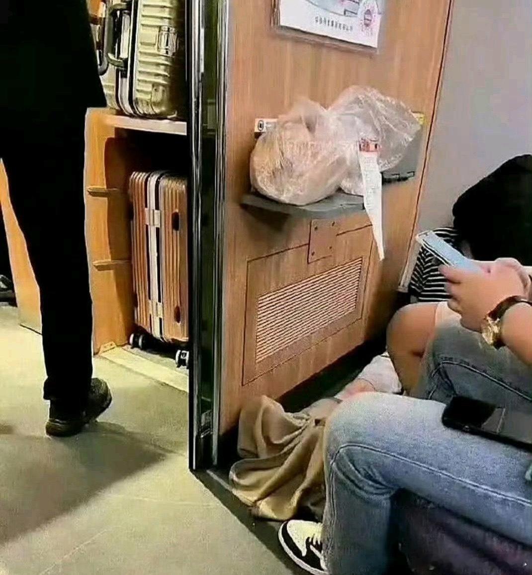 高铁上遇到的，好恐怖，没人管管嘛? 