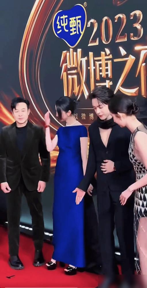 曾舜晞把“冻住的秋裤”挂脖子上拍谍战剧，张颂文在旁边差点没接住戏。
片场路透刚