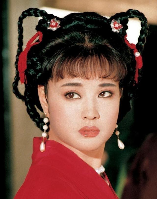一次，金星对刘晓庆说：“你害了多少男人啊，那些男人个个被你迷得神魂颠，你简直是害