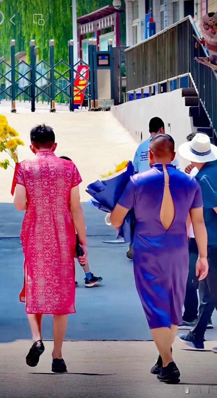 父亲送孩子高考：
旗开得胜
一举夺魁
诗曰：
父送考生着旗袍，
一片慈心寄碧霄。
