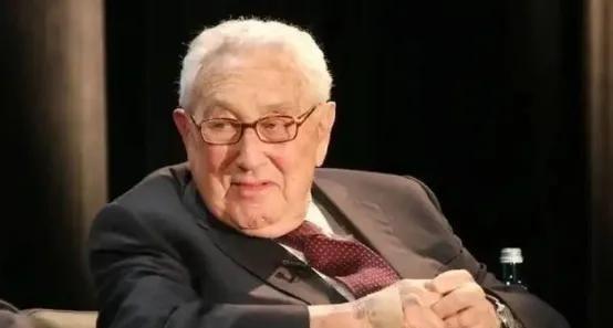 一旦中美开战，美军将全面轰炸中国？100岁的基辛格早就发出过警告：“美国盟友再多