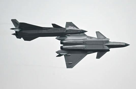 解放军“正义使命-2025”军演落幕，这几天释出更多空拍画面，从台北101大楼，