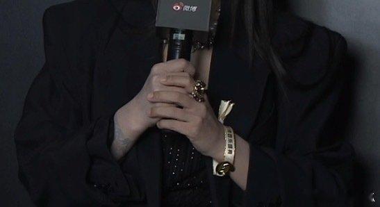 谭维维一只手忘了涂美白霜真的好明显的色差啊哈哈哈哈哈哈哈 ​​​