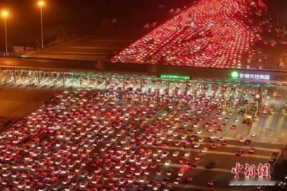 高速免费最后1分钟实拍家人们，你们经历过高速免费最后 1 分钟的疯狂场面吗？今天